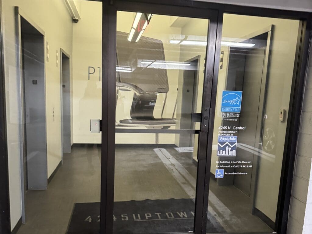 Exterior Entrance at Airrosti Uptown Dallas