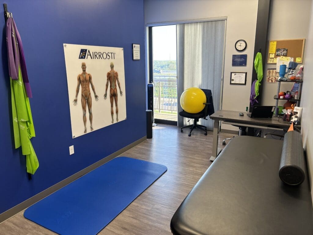A photo of the recovery room at Airrosti Burleson. An exercise mat and ball are featured.
