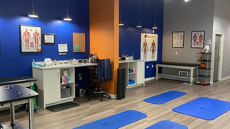 In the recovery room at Airrosti Cedar Park, patients will work with their Airrosti Certified Recovery Specialist to develop and learn their at-home physical care routine to promote and maintain long-term MSK health.