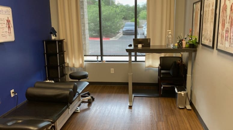 In the recovery room at Airrosti Georgetown, patients will work with their Airrosti Certified Recovery Specialist to develop and learn their at-home physical care routine to promote and maintain long-term MSK health.