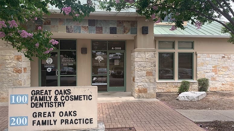 A view of the exterior of the building where Airrosti Great Oaks is located.