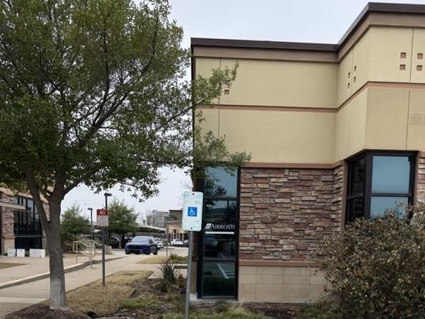 Exterior building at Airrosti Las Colinas