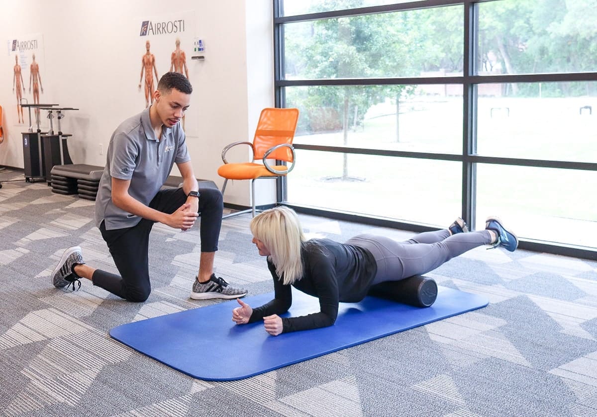 Airrosti doc treating patient with leg pain