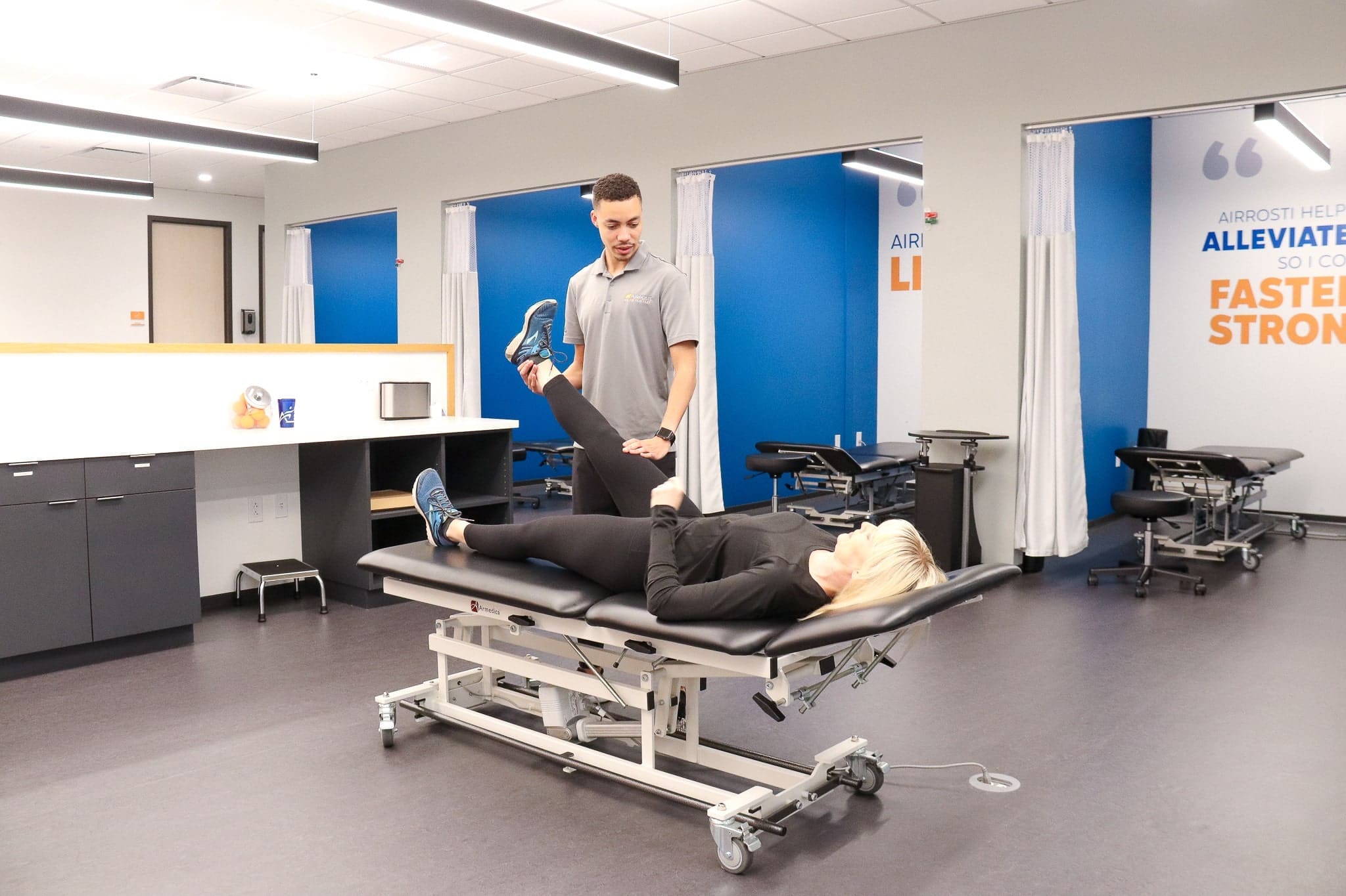 Airrosti provider treating patient with knee pain